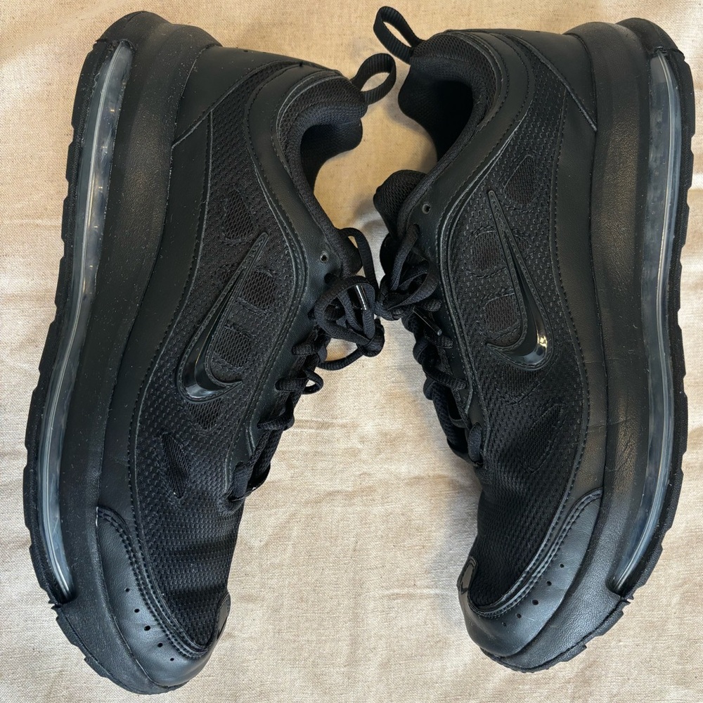 Nike Air Max AP - Size 11 - triple black